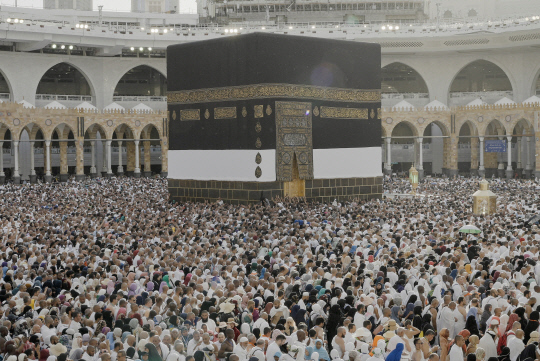 무슬림 순례자들이 지난 19일(현지시간) 사우디아라비아 성지 메카의 그랜드 모스크에서 연례 성지순례에 참가하고 있습니다. 로이터 연합뉴스